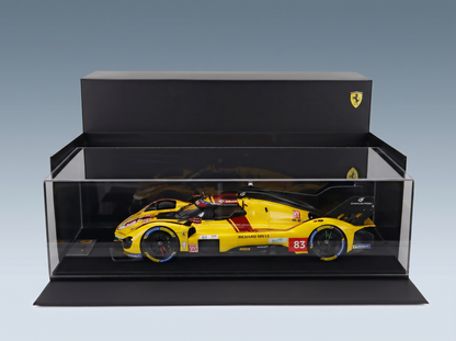 Gelbes Ferrari-Modellauto im Maßstab 1:83 in einer Vroomi-Vitrine, detailgetreue Rennlackierung, Sammlerausgabe