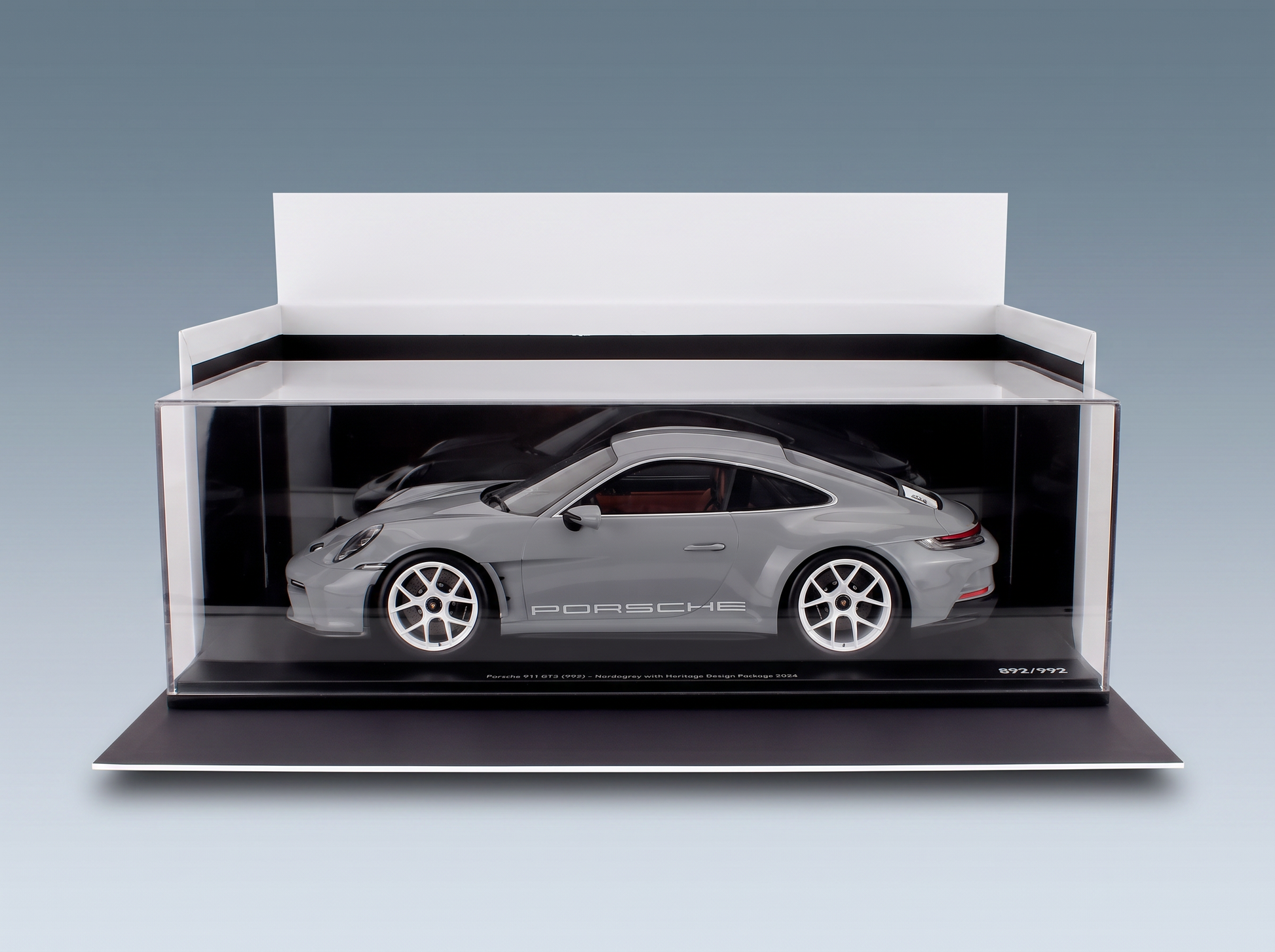 Maquette de la Porsche 911 GT3 (992) en couleur Nardogrey avec le pack Heritage Design 2024, présentée dans un coffret de collection Vroomi