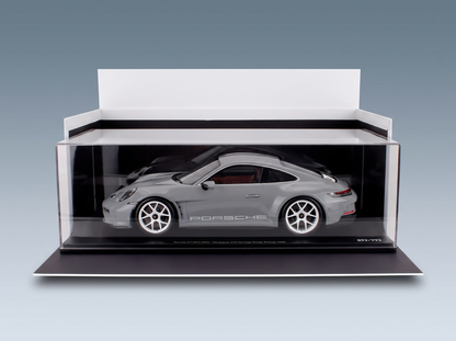Maquette de la Porsche 911 GT3 (992) en couleur Nardogrey avec le pack Heritage Design 2024, présentée dans un coffret de collection Vroomi
