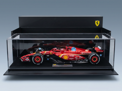 Rotes Ferrari-F1-Modellauto in einer Vitrine, mit HP- und Shell-Logos, von Vroomi für Sammler zusammengestellt.