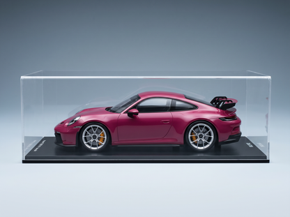 Rosa Porsche 911 GT3 RS als Modellauto in einer durchsichtigen Vitrine, aus der Vroomi-Kollektion