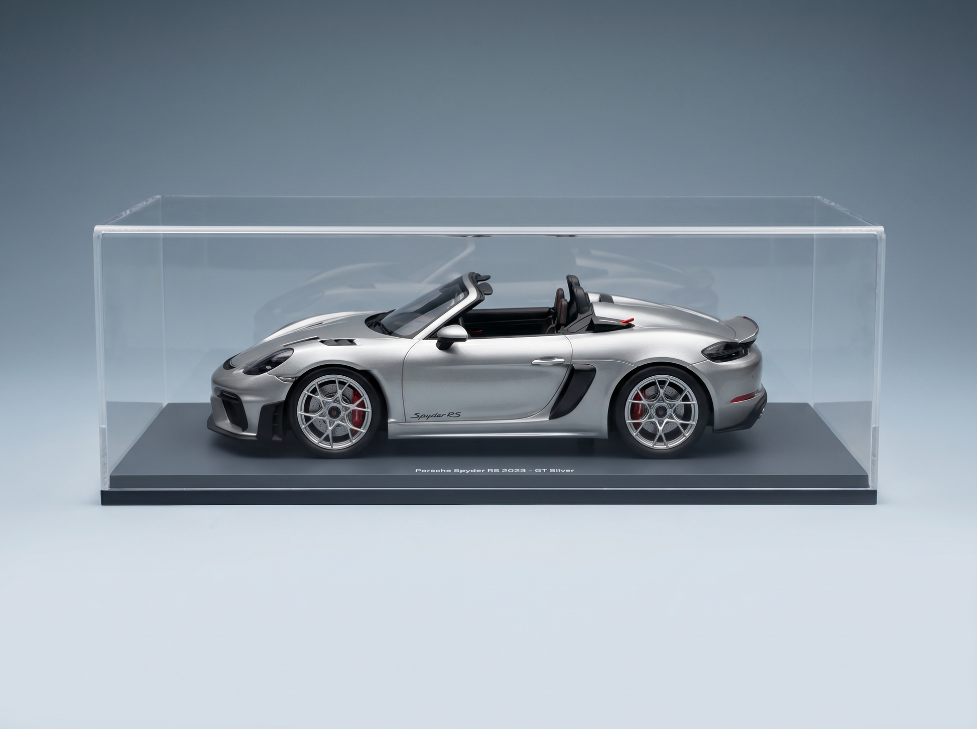 Silberner Porsche Spyder RS 2023 als Modellauto in Vitrine, Lackierung „GT Silver“, Vroomi-Kollektion