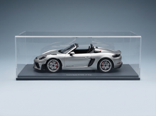 Silberner Porsche Spyder RS 2023 als Modellauto in Vitrine, Lackierung „GT Silver“, Vroomi-Kollektion