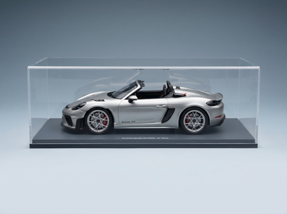 Silberner Porsche Spyder RS 2023 als Modellauto in Vitrine, Lackierung „GT Silver“, Vroomi-Kollektion