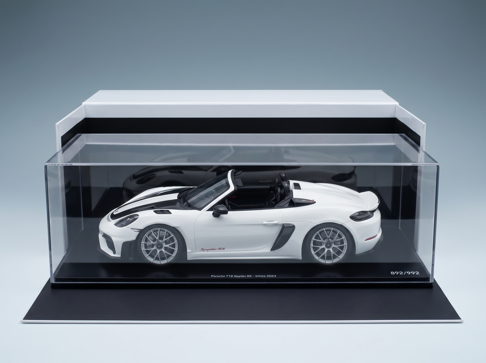 Maqueta a escala del Porsche 718 Spyder RS 2023 en color blanco, en vitrina, edición de coleccionista de Vroomi