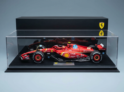 Rotes Ferrari-F1-Modellauto in einer Vitrine, mit HP- und Shell-Logos, von Vroomi für Sammler zusammengestellt.