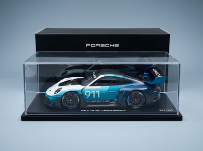 Maqueta a escala del Porsche 911 GT3 R Rennsport en vitrina, edición limitada 892/992, Vroomi