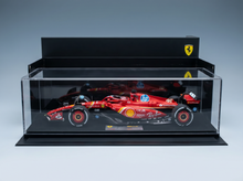 Rotes Ferrari-F1-Modellauto in einer Vitrine mit den Logos von Shell, HP und Santander, zusammengestellt von Vroomi