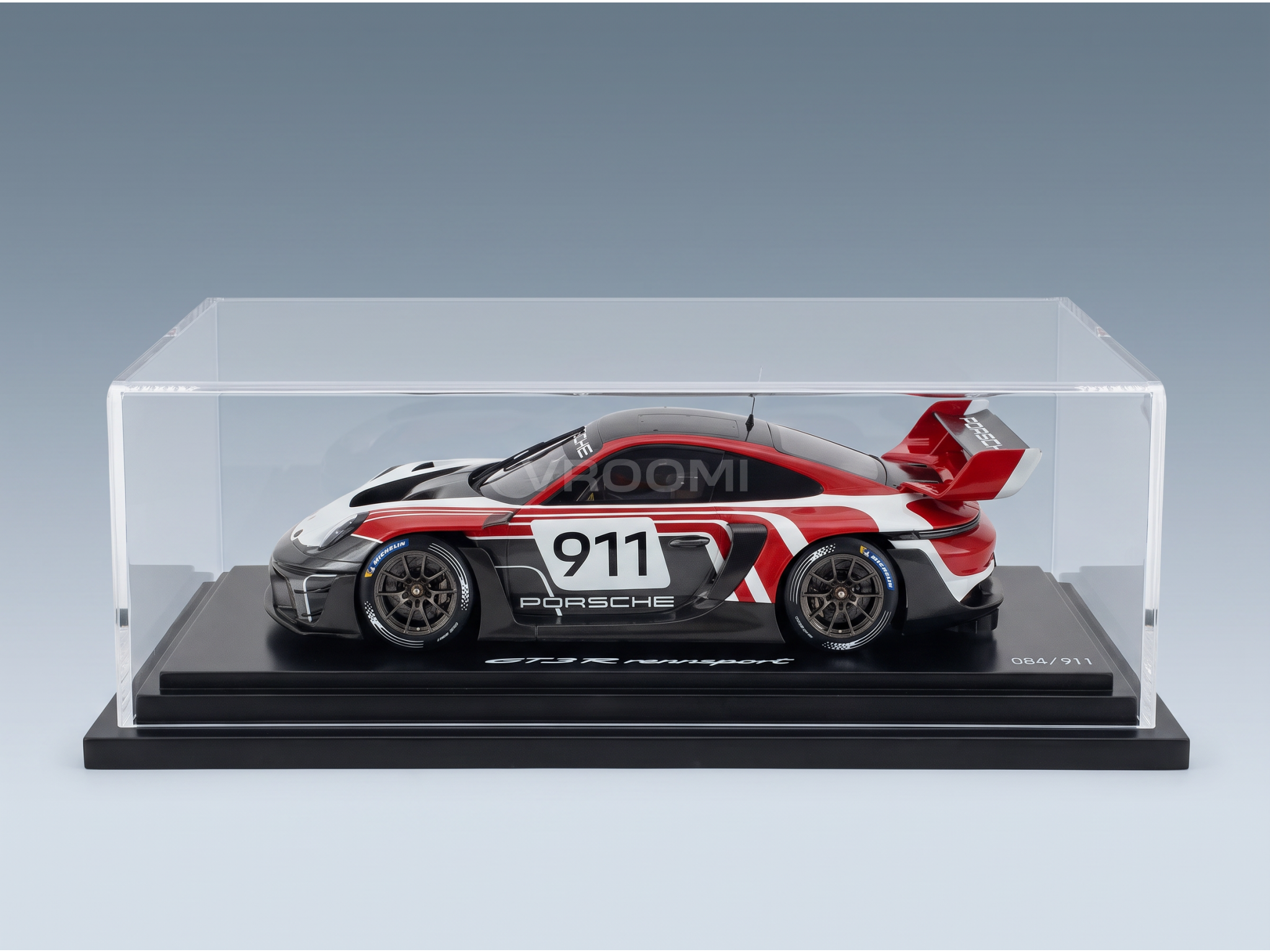 Porsche 911 992 GT3 R Racing Flacht Design Coupé 2021 with Showcase Spark Model 1:18 scale model - image 2