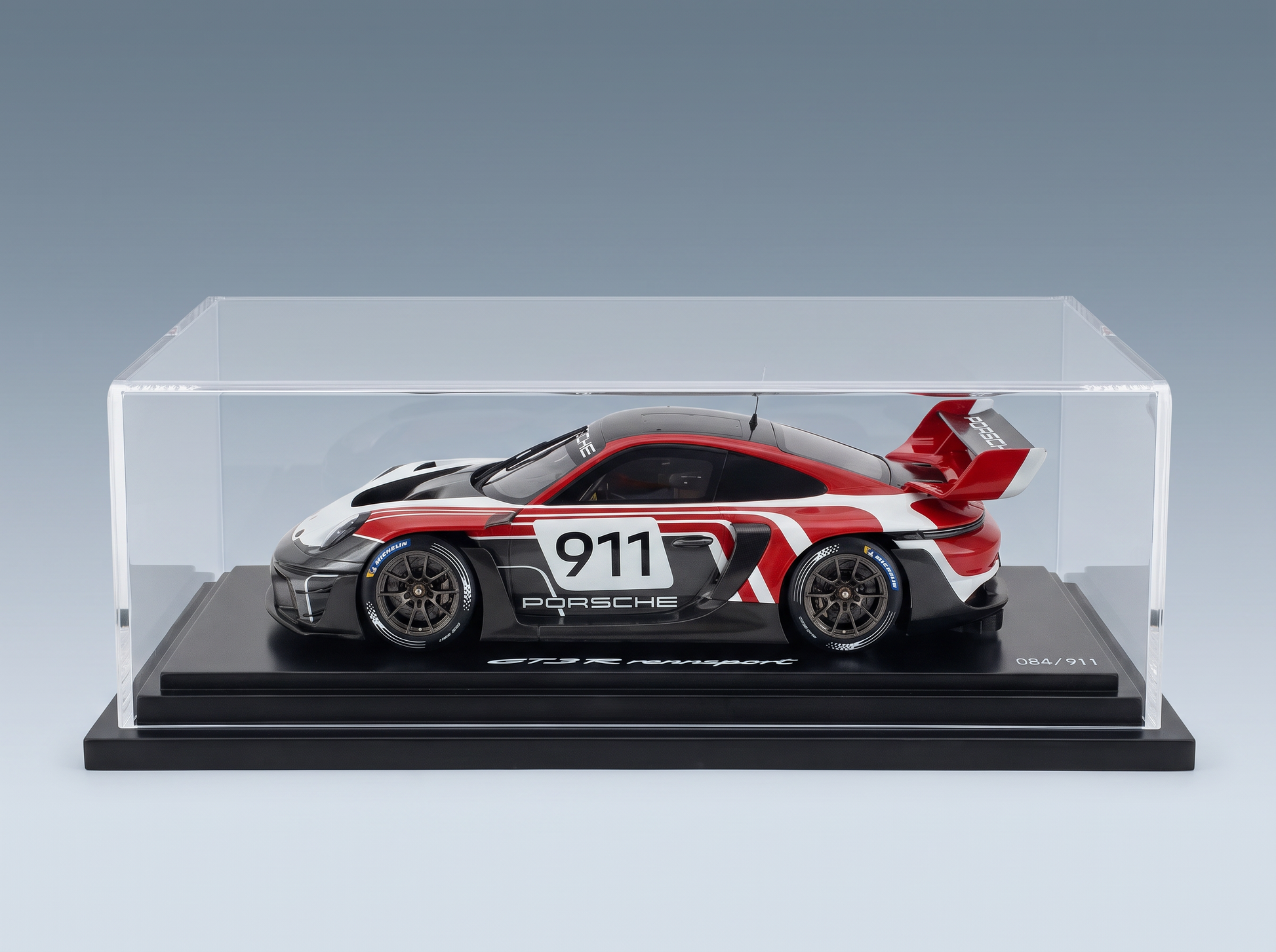 Maqueta a escala de competición del Porsche 911 GT3 R en vitrina, edición limitada 084/911 de Vroomi