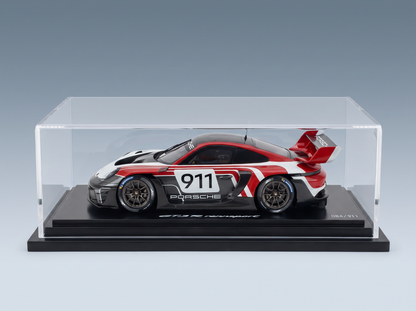 Maqueta a escala de competición del Porsche 911 GT3 R en vitrina, edición limitada 084/911 de Vroomi