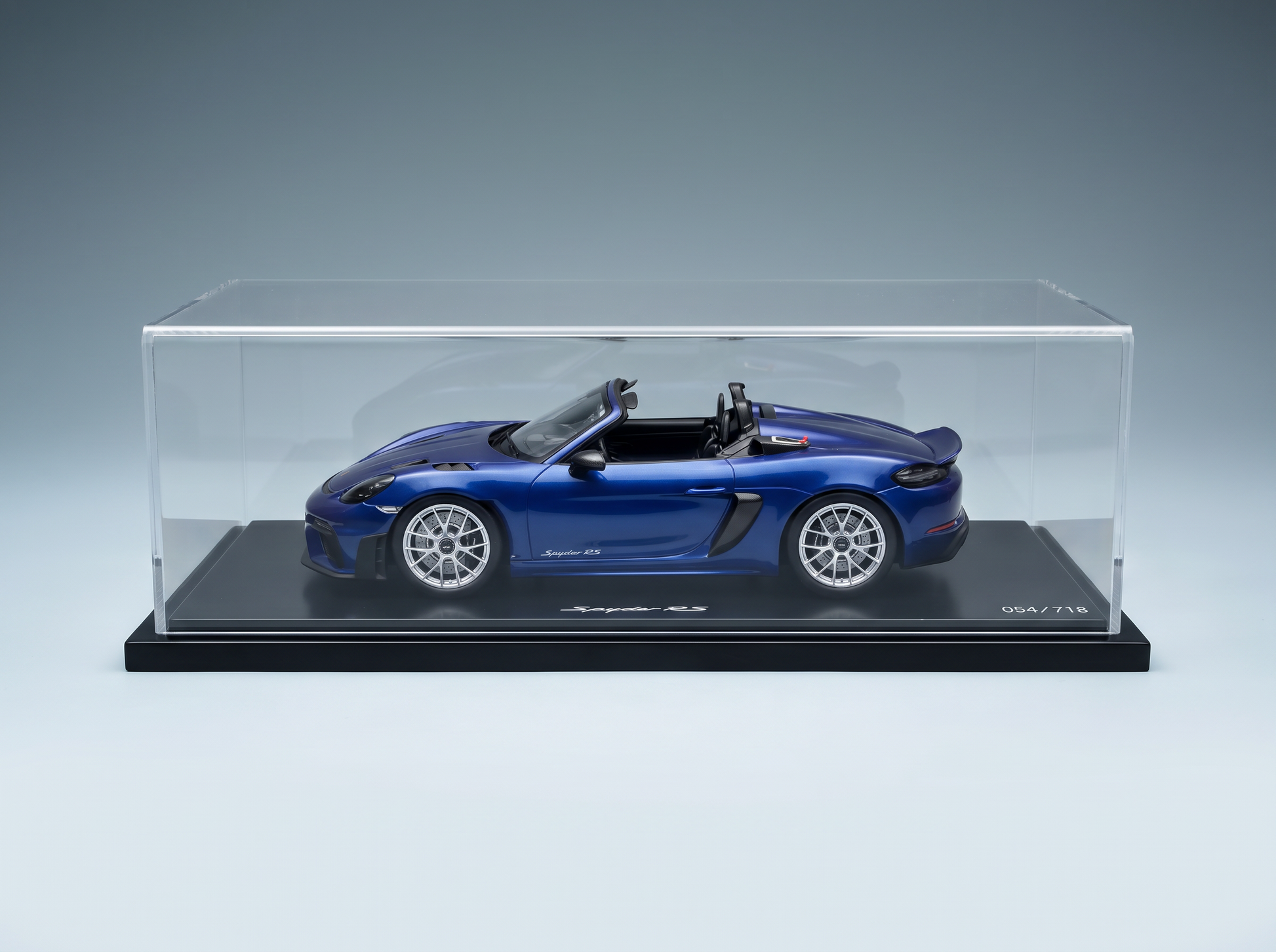 Maqueta a escala de un Porsche 718 Spyder RS azul en vitrina transparente, edición limitada 054/718, Vroomi