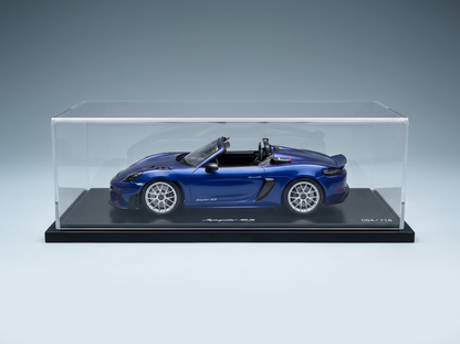 Maqueta a escala de un Porsche 718 Spyder RS azul en vitrina transparente, edición limitada 054/718, Vroomi