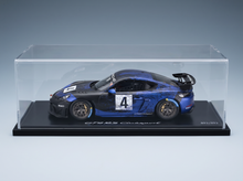 modellino o in scala della Porsche GT4 RS Clubsport con livrea blu/nera, esposto in una teca " PULISCI " — Vroomi