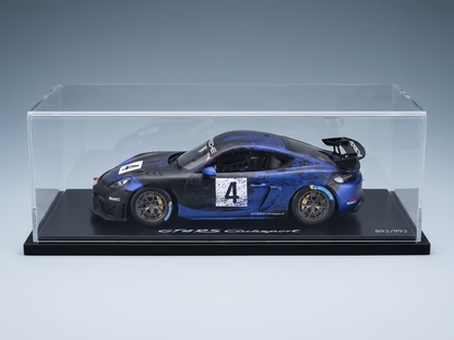 Maqueta a escala del Porsche GT4 RS Clubsport con librea azul y negra, expuesta en una vitrina transparente — Vroomi