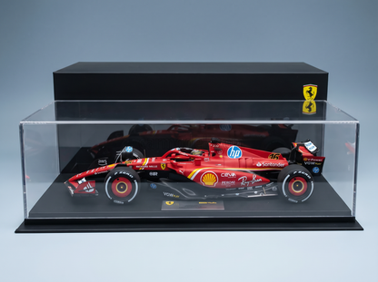 Rotes Ferrari-F1-Modellauto in einer Vitrine mit Shell- und HP-Logos, von Vroomi für Sammler zusammengestellt.