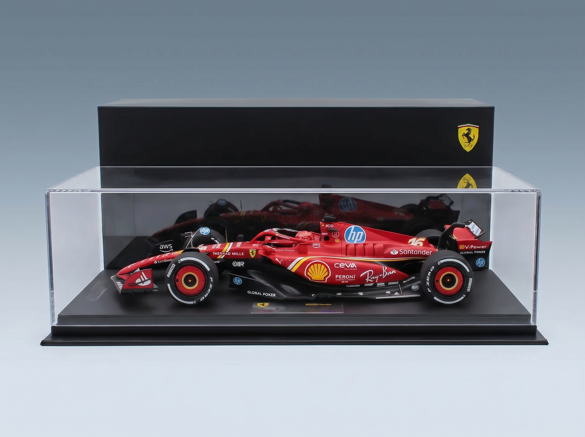 Rotes Ferrari-F1-Modellauto in einer Vitrine mit den Logos von Shell, HP und Ray-Ban — Vroomi