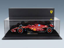 Rotes Ferrari-F1-Modellauto in einer Vitrine mit Shell- und Ray-Ban-Logos, von Vroomi für Sammler zusammengestellt.