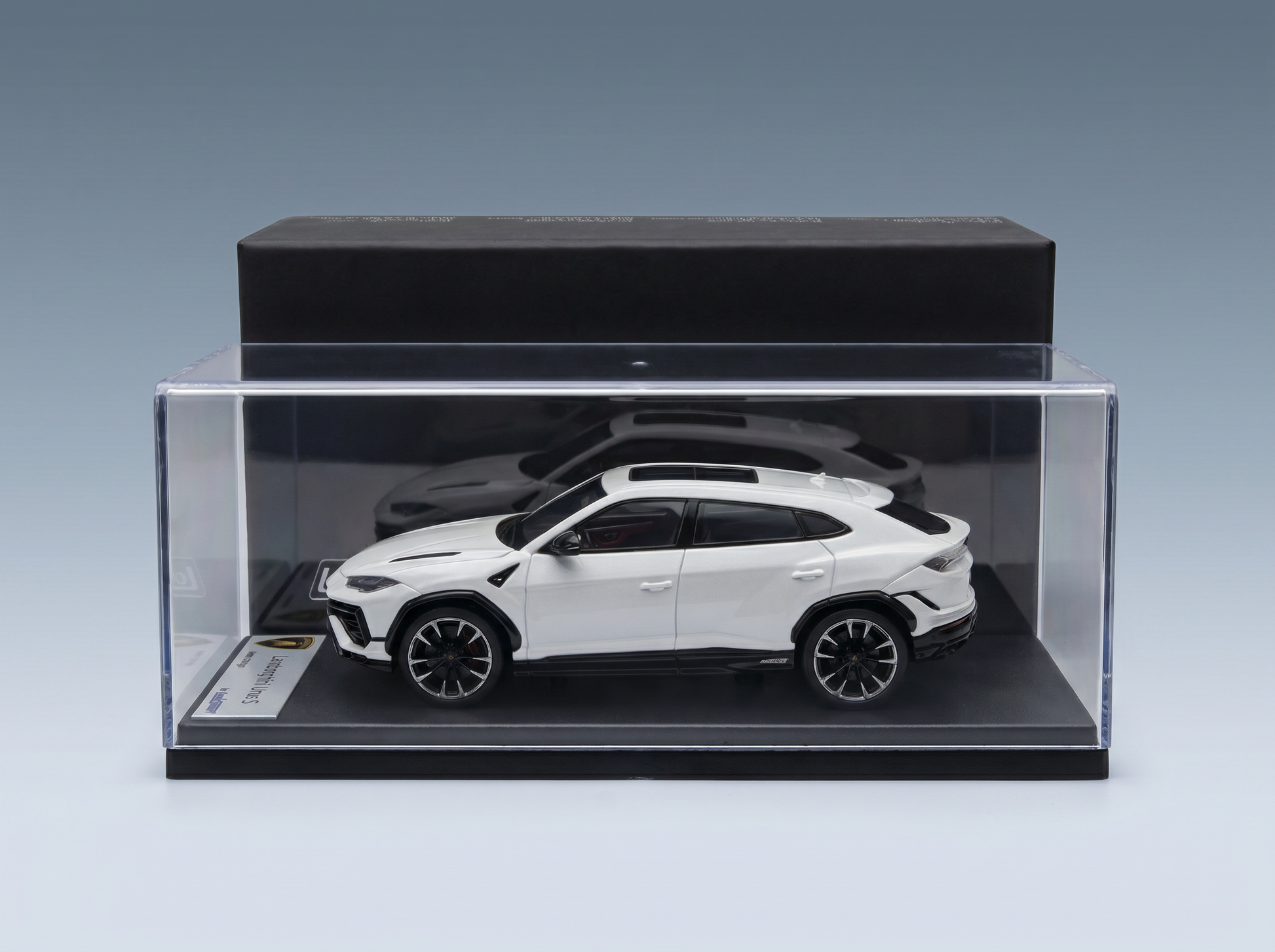 Weißes Lamborghini Urus-Modellauto in einer durchsichtigen Vitrine, hochwertiges Sammlerstück von Vroomi