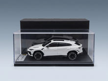 Weißes Lamborghini Urus-Modellauto in einer durchsichtigen Vitrine, hochwertiges Sammlerstück von Vroomi