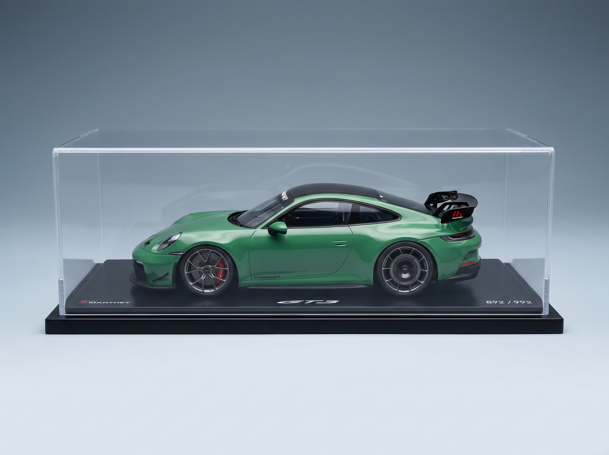 modellino , Porsche GT3 verde in scala di Manthey, esposta in una teca " PULISCI " — Edizione da collezione Vroomi