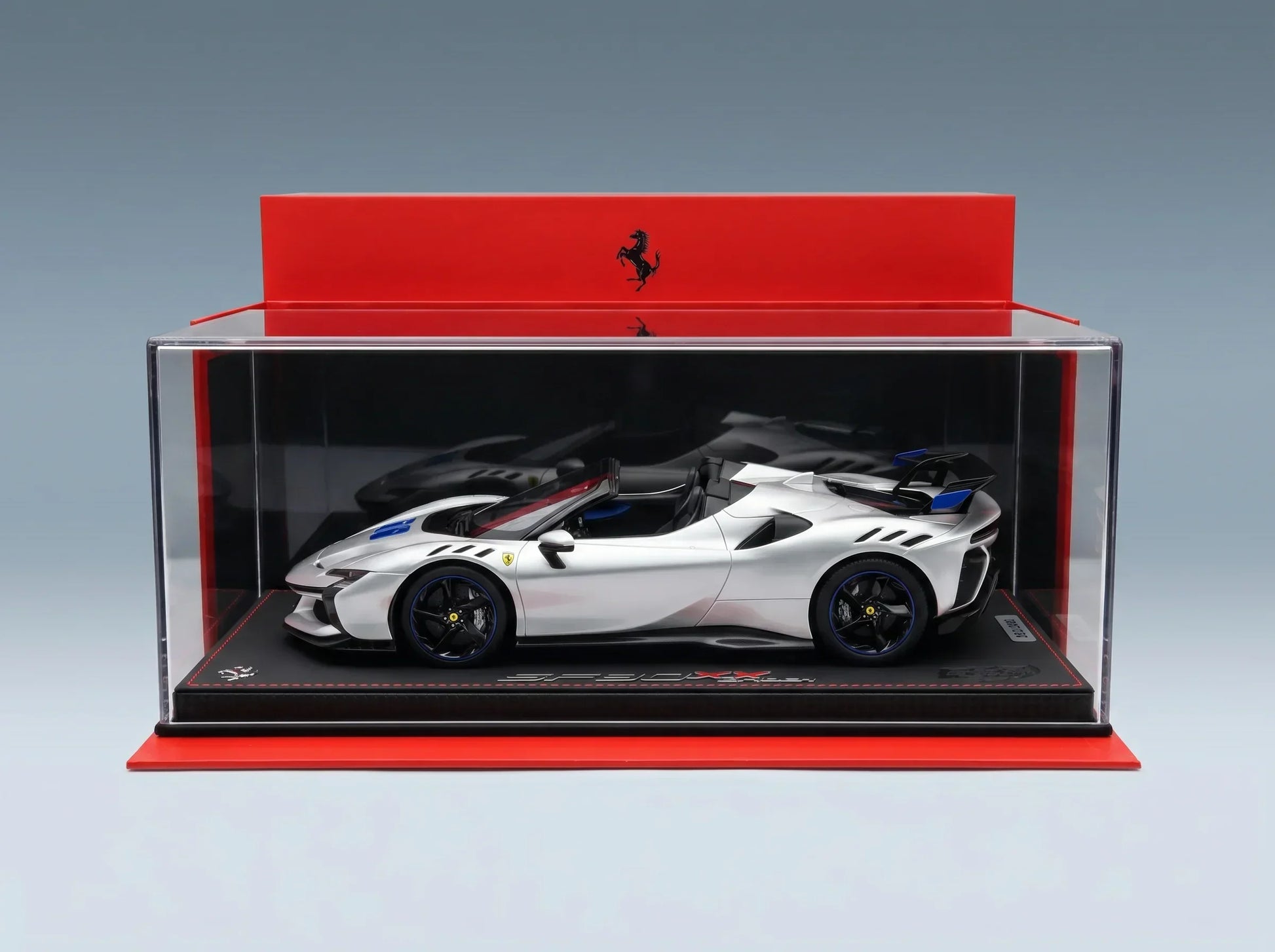 FERRARI - SF90 XX STRADALE SPIDER 2024 - AVEC VITRINE - ARGENTO NURBURGRING - ARGENT, BLEU, NOIR - Boutique de modèles réduits Vroomi