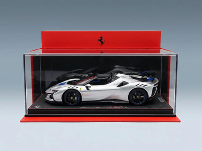 FERRARI - SF90 XX STRADALE SPIDER 2024 - AVEC VITRINE - ARGENTO NURBURGRING - ARGENT, BLEU, NOIR - Boutique de modèles réduits Vroomi