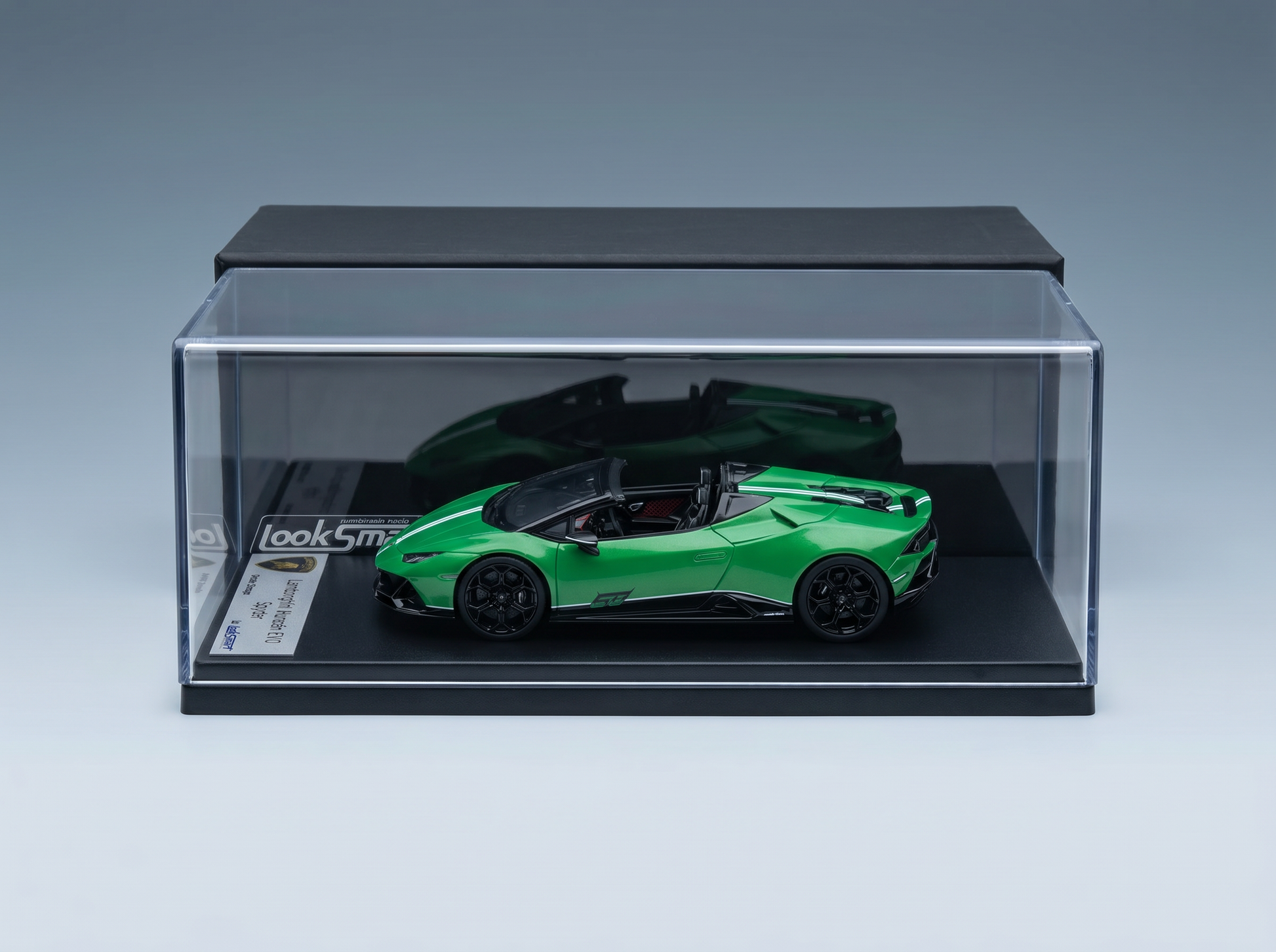 Grünes Lamborghini Huracán EVO-Modellauto in einer Vitrine, von Vroomi für Sammler zusammengestellt