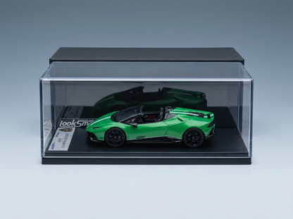 Grünes Lamborghini Huracán EVO-Modellauto in einer Vitrine, von Vroomi für Sammler zusammengestellt
