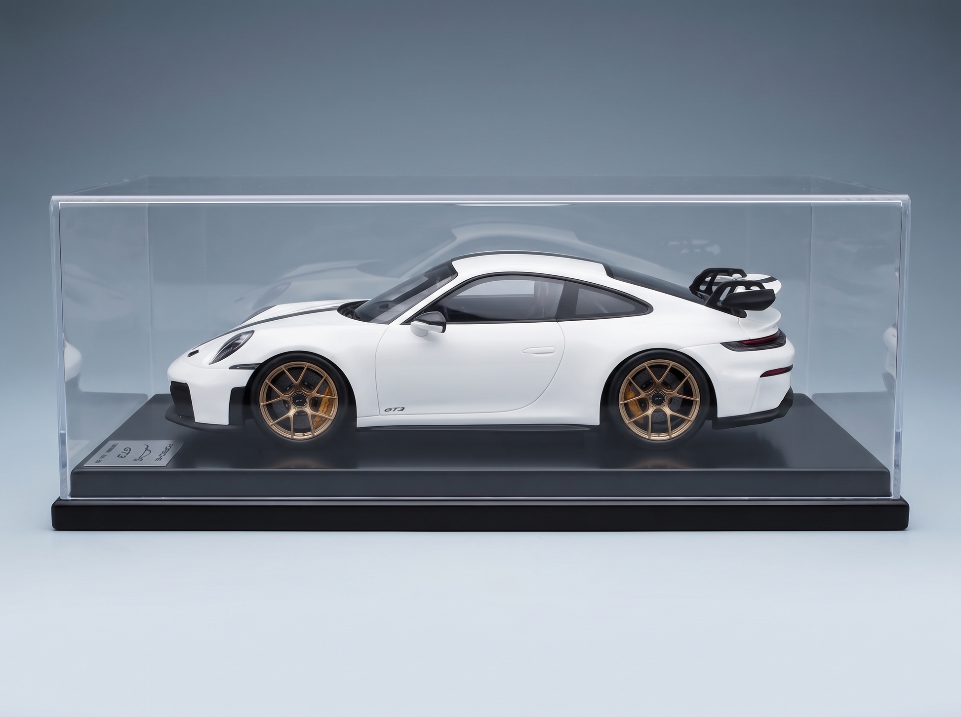 Porsche 911 GT3 bianca in scala modellino con cerchi dorati in teca, collezione Vroomi