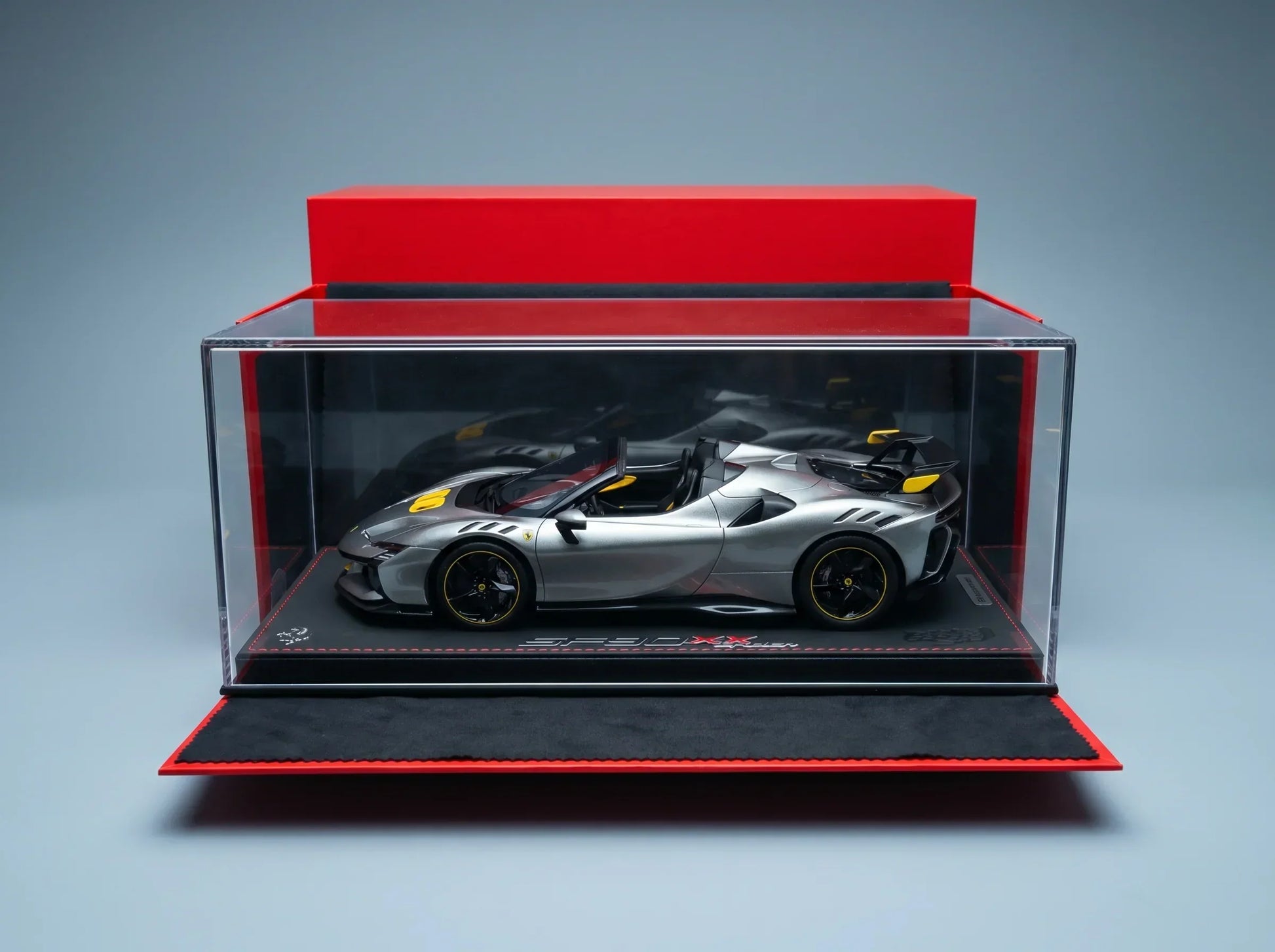 FERRARI - SF90 XX STRADALE SPIDER 2024 - AVEC VITRINE - GRIGIO COMPETIZIONE - GRIS, JAUNE, NOIR - Boutique de modèles réduits Vroomi