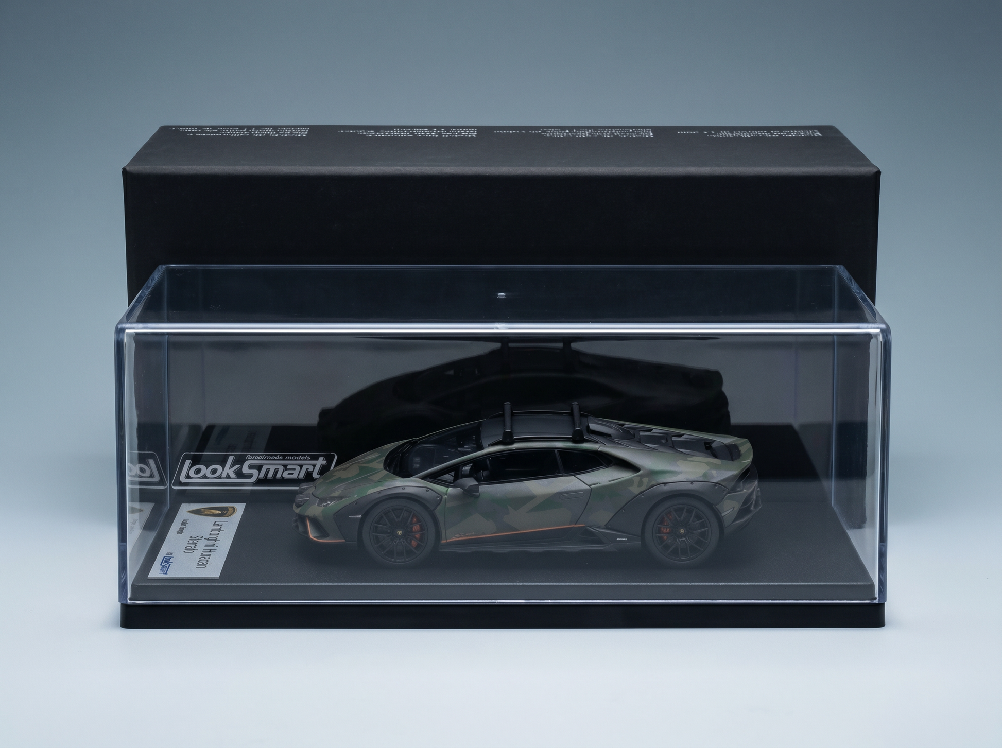 Lamborghini Huracán STO-Modellauto in Camouflage-Optik in einer Vitrine von LookSmart, kuratiert von Vroomi