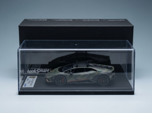 Lamborghini Huracán STO-Modellauto in Camouflage-Optik in einer Vitrine von LookSmart, kuratiert von Vroomi