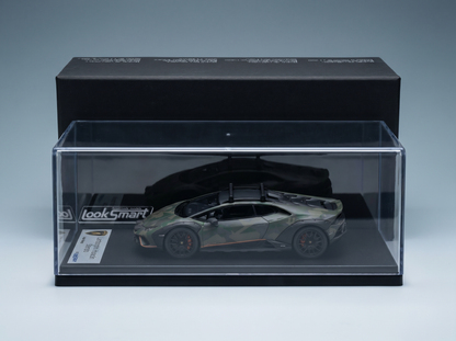 Lamborghini Huracán STO-Modellauto in Camouflage-Optik in einer Vitrine von LookSmart, kuratiert von Vroomi