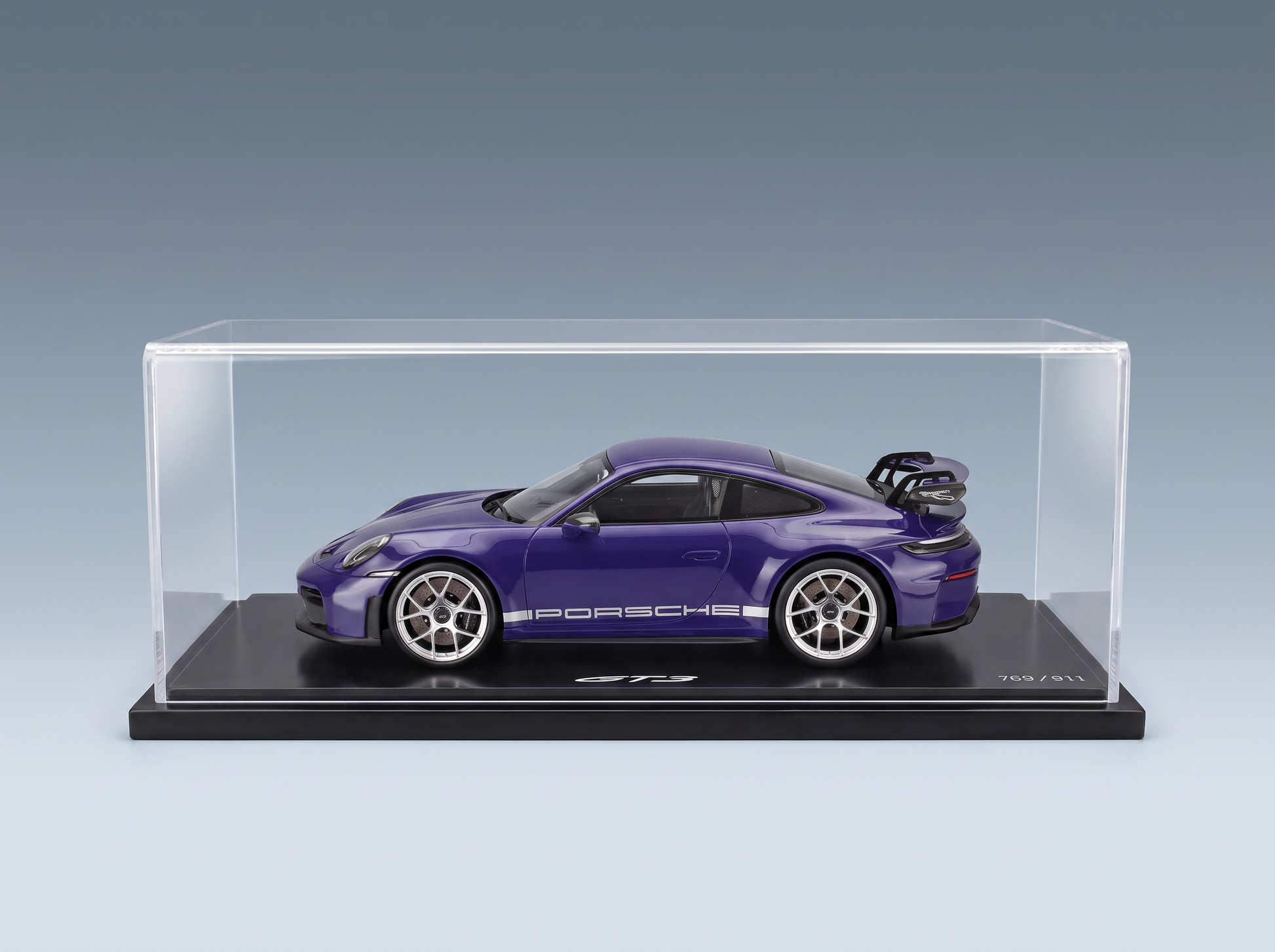 Maqueta a escala de un Porsche 911 GT3 morado en vitrina, edición de coleccionista de Vroomi