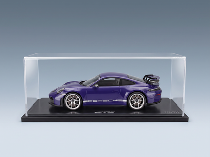 Maqueta a escala de un Porsche 911 GT3 morado en vitrina, edición de coleccionista de Vroomi