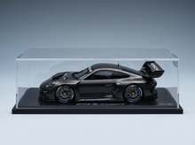 modellino o in scala da competizione della Porsche GT3 R in finitura in fibra di carbonio, esposto in una teca " PULISCI " di Vroomi