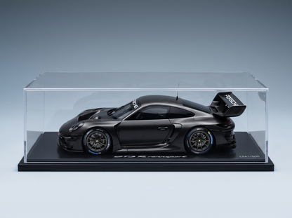 Maqueta de competición del Porsche GT3 R con acabado en fibra de carbono, expuesta en una vitrina transparente de Vroomi