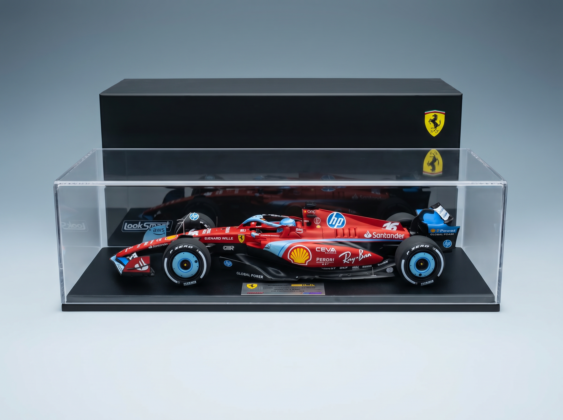 Rotes Ferrari-Modellauto in einer Vitrine, mit Vroomi-Logo und Sponsorenlogos.
