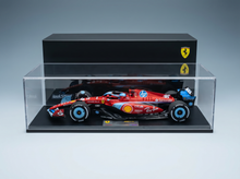 Rotes Ferrari-Modellauto in einer Vitrine, mit Vroomi-Logo und Sponsorenlogos.