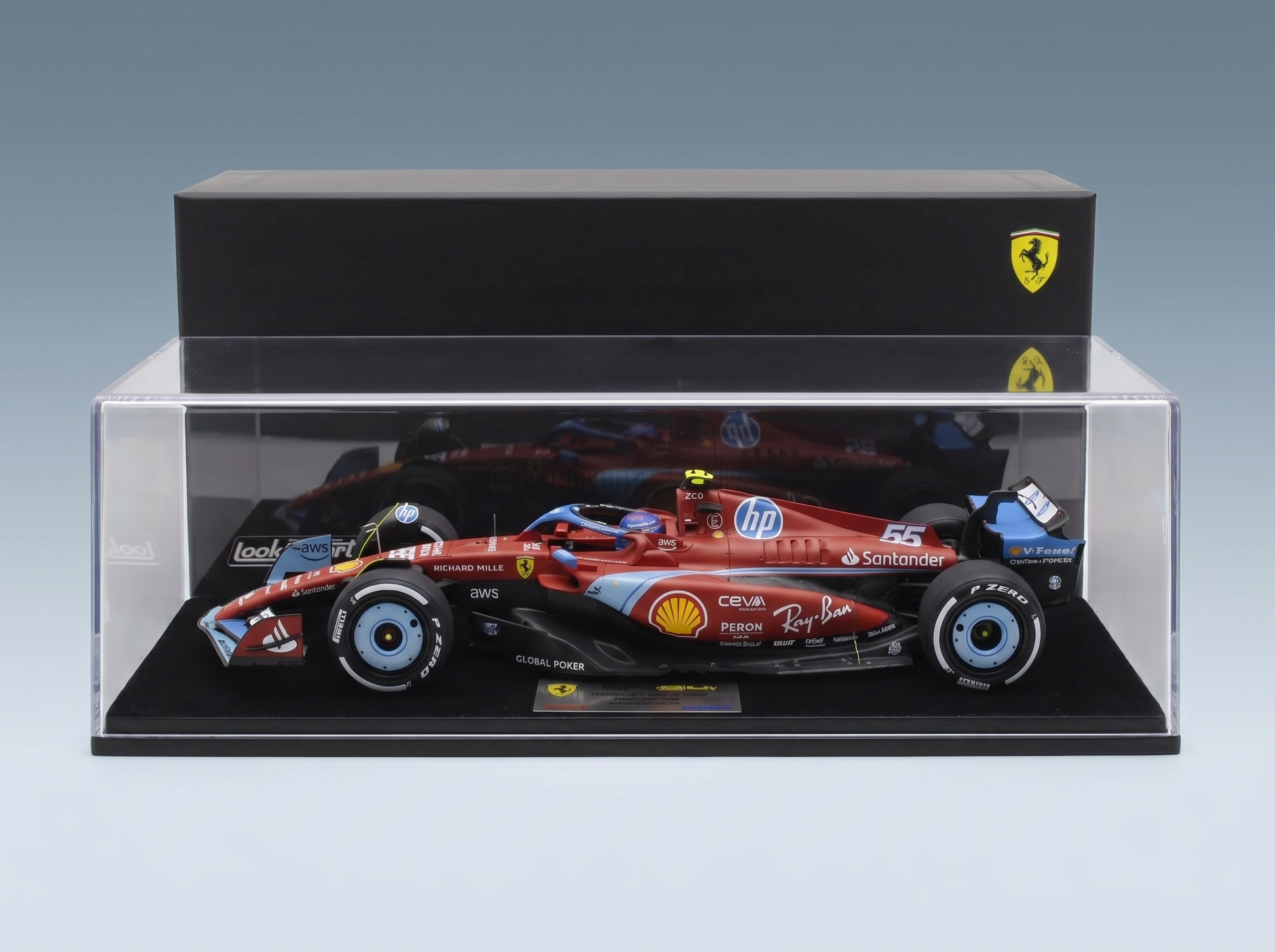 Rotes Ferrari-F1-Modellauto in einer Vitrine, mit HP- und Shell-Logos, von Vroomi für Sammler zusammengestellt.