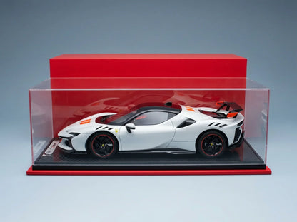 FERRARI - SF90 XX STRADALE 2024 - CON VITRINA - CON VITRINA - BIANCO ARTICO - BLANCO METALIZADO, NARANJA Y NEGRO Tienda de maquetas de coches Vroomi