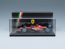 Rotes Ferrari-F1-Modellauto in einer Vitrine mit HP- und Shell-Logos von Vroomi