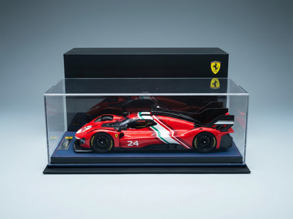 Rotes Ferrari-Modellauto im Maßstab 1:24 in einer Vitrine, präsentiert von Vroomi für Sammler