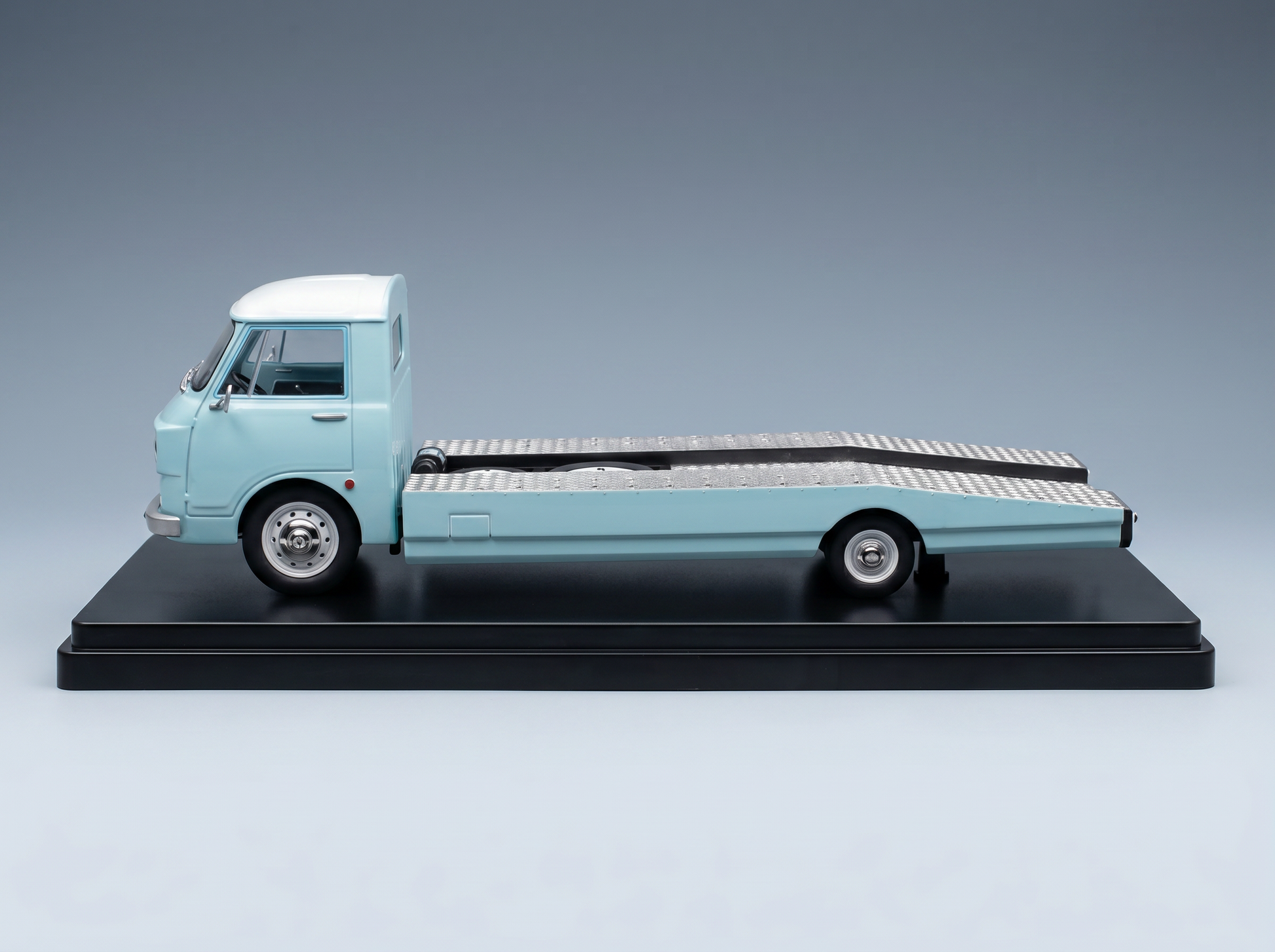 ALFA ROMEO - A12 (F12) CARRO ATTREZZI PRIMA SERIE 1967 - TOW TRUCK - ABSCHLEPPWAGEN - DEPANNEUSE - LIGHT BLUE WHITE Scale model car on Vroomi