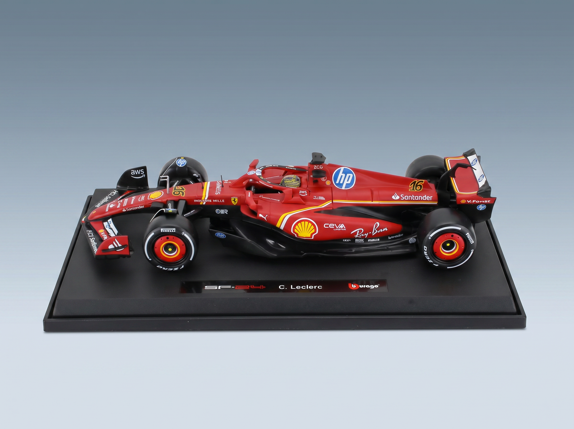 Rotes Ferrari SF-24-Modellauto von Vroomi mit der Lackierung von C. Leclerc und Sponsorenlogos auf dem Sockel.