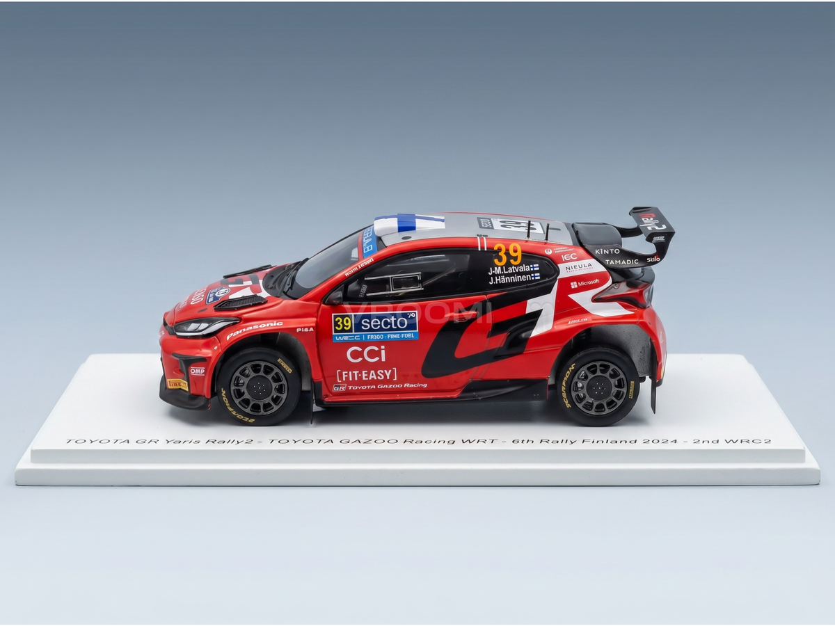 Voiture miniature Toyota GR Yaris Rally2 rouge par Vroomi, avec décalcomanies de course et livrée WRC2.