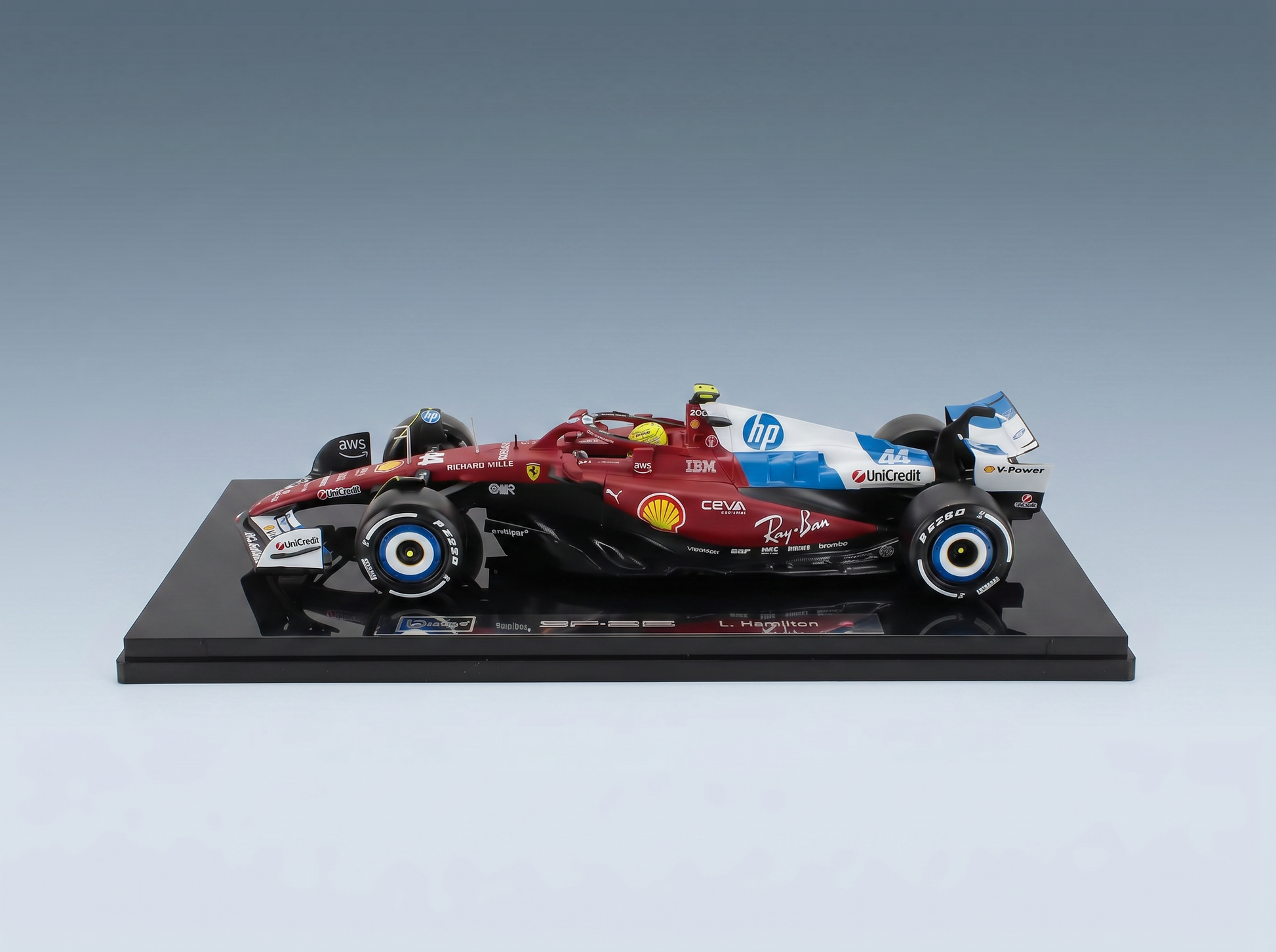 modellino in scala della Ferrari F1 modellino Vroomi, con i loghi degli sponsor ben visibili, esposto su una base nera
