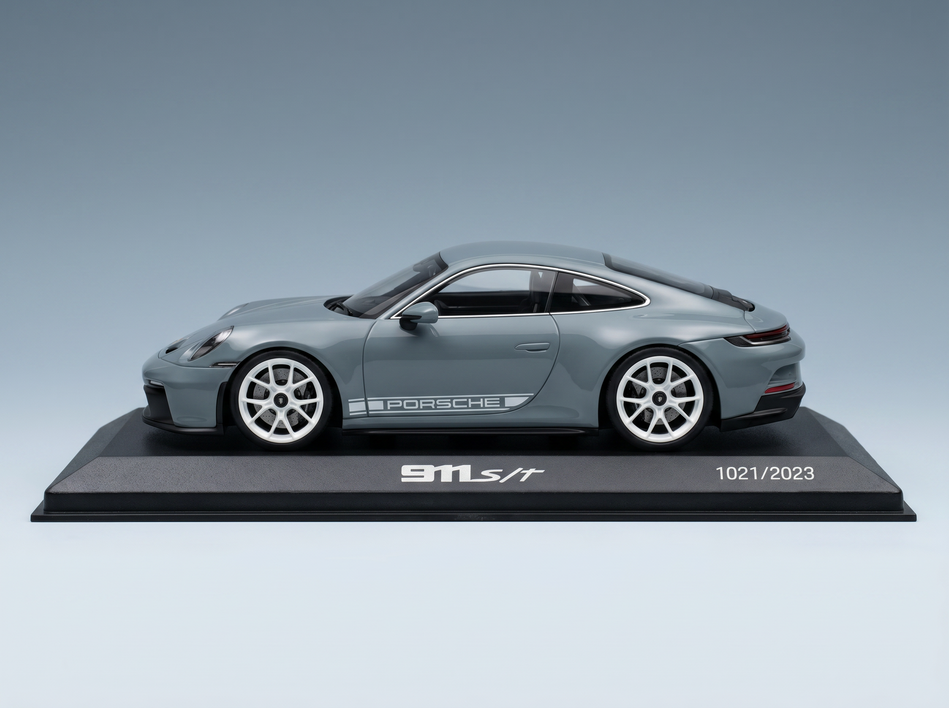 Maqueta a escala de un Porsche 911 S/T gris con peana de exposición, edición de coleccionista de Vroomi 1021/2023