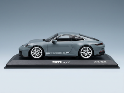 Maqueta a escala de un Porsche 911 S/T gris con peana de exposición, edición de coleccionista de Vroomi 1021/2023